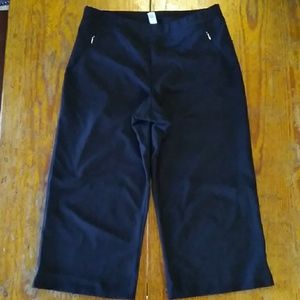 Lucy zip pocket capris